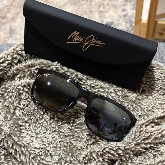Maui Jim Glossy Black Sunglasses with Case - Picture 1 of 4